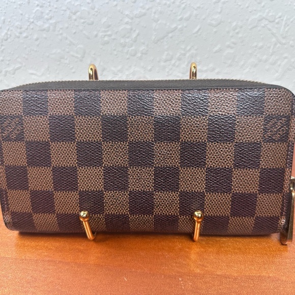 LOUIS VUITTON Damier Ebene Zippy Wallet
Long Wallet CA3112 - Picture 5 of 15